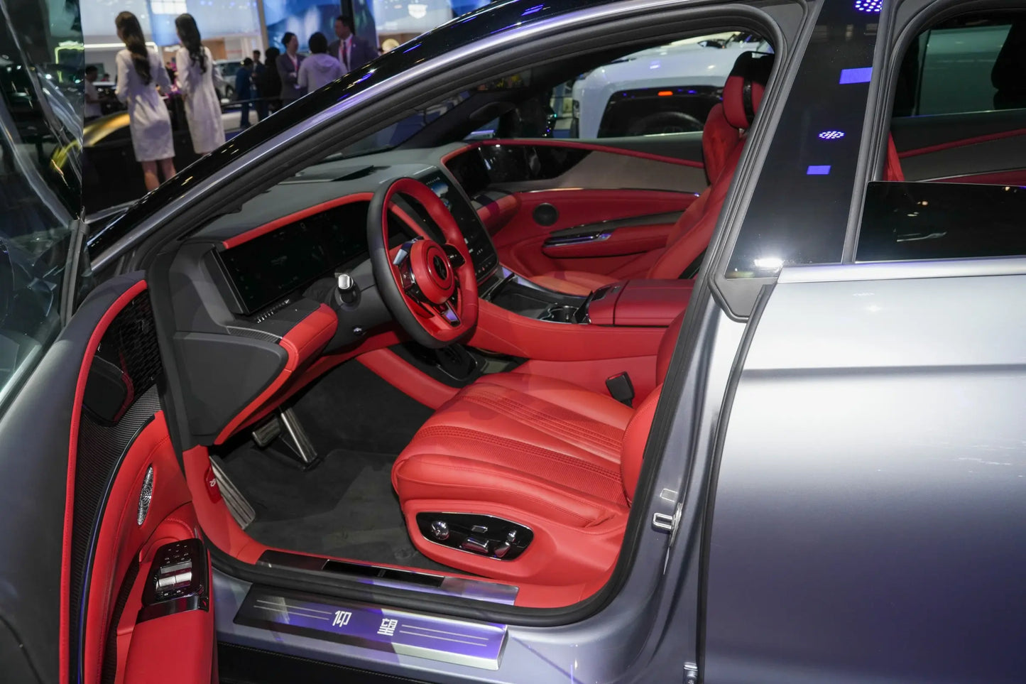 Yangwang Looking up at U7 -Hybrid PHEV