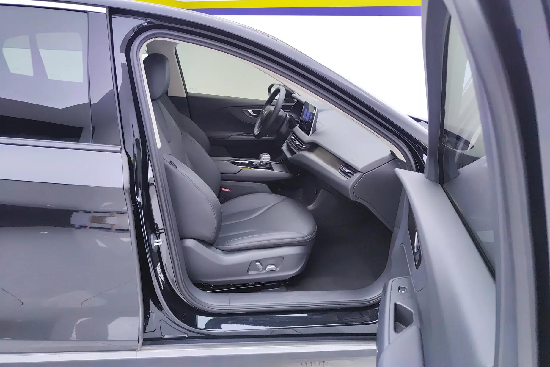 Certificated Pre-Owned Hongqi E-QM5 2023 Edition Restyled Basic Travel Version