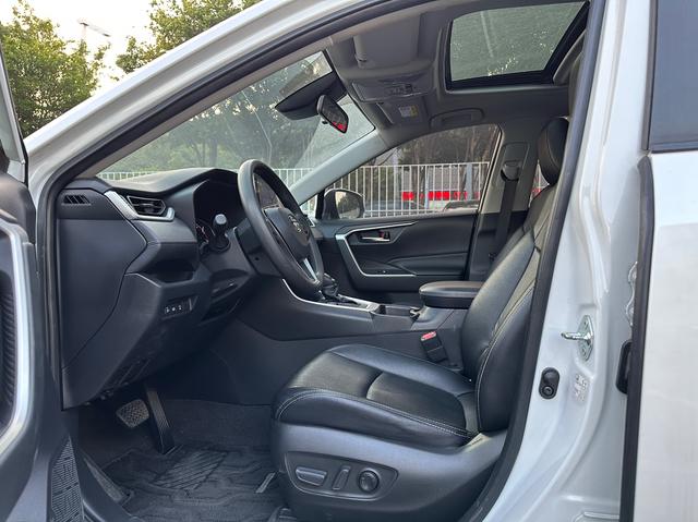 Certificated Pre-Owned RAV4 Rongfang 2021 2.0L CVT Two-Wheel Drive Fashion Edition - u22429126