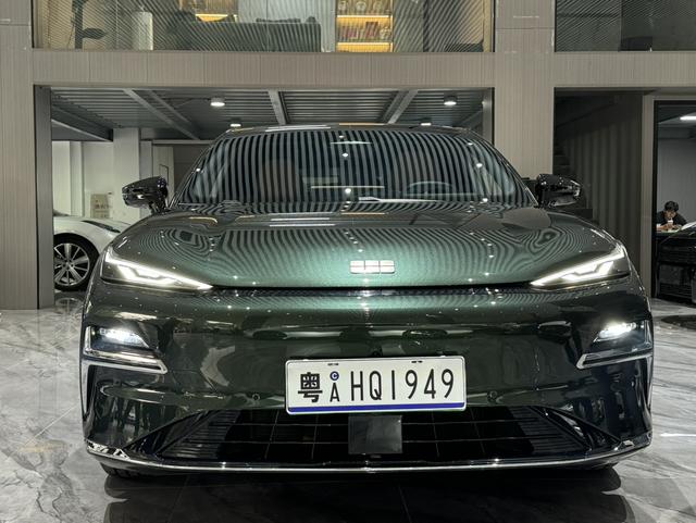 Certificated Pre-Owned Geely Galaxy Xingyao 8 PHEV 2025 Edition 130km EM-i Flagship Version