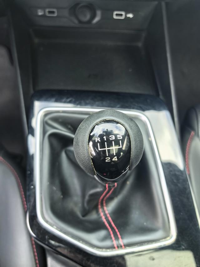 Certificated Used Roewe MG5 2022 180DVVT Manual Youth Fashion Edition