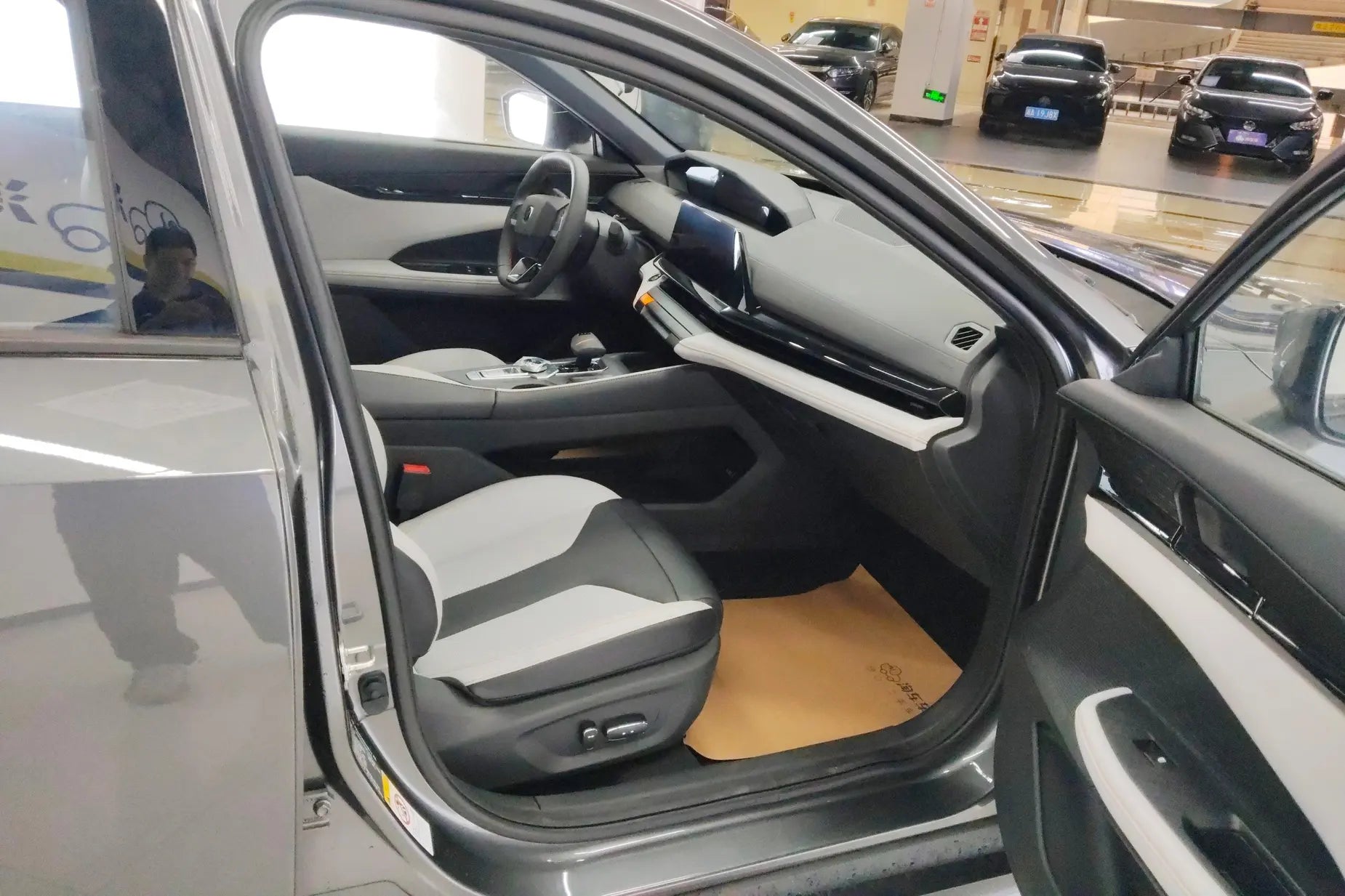 Certificated Pre-Owned Changan UNI-V Intelligent Electric iDD 2024 Edition Blue Whale Intelligent Electric iDD 136km Intelligent Premium Model -u22107036