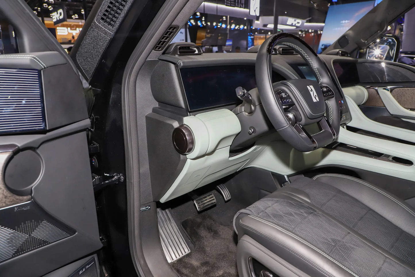 Yangwang U8-Hybrid REEV