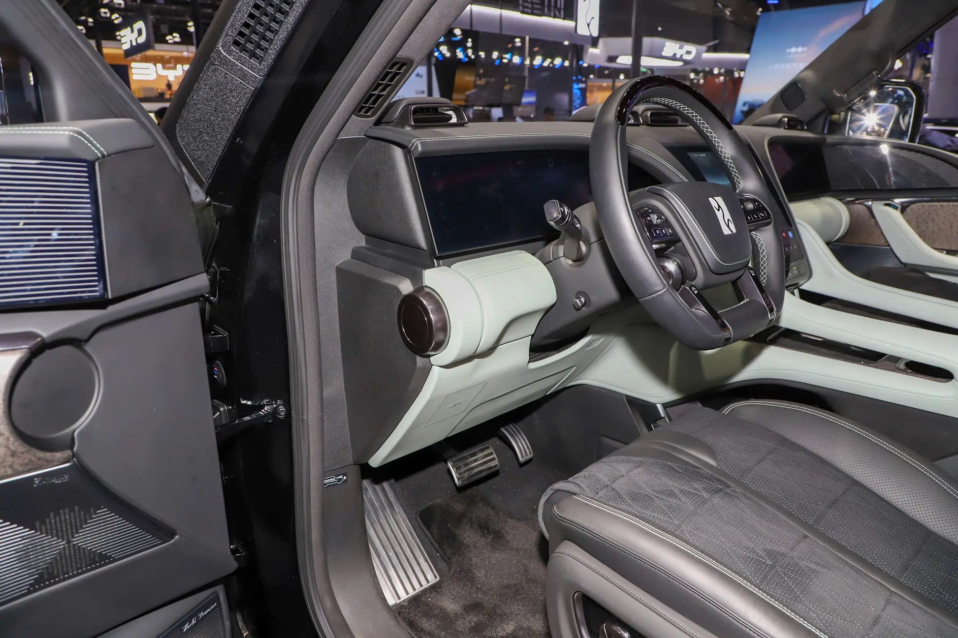 Yangwang U8-Hybrid REEV