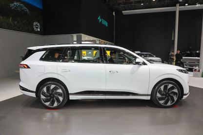 Dongfeng eπ008-Hybrid REEV