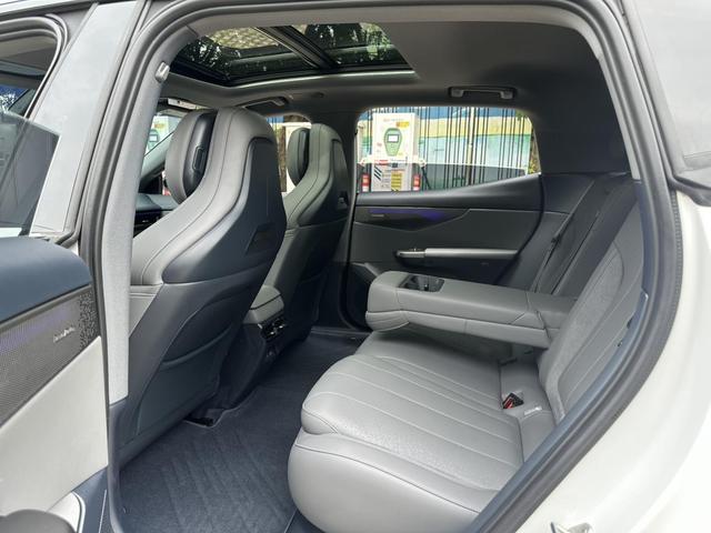 Certificated Pre-Owned Lynk & Co 07 EM-P 2024 126 Long Range Halo -u21388054