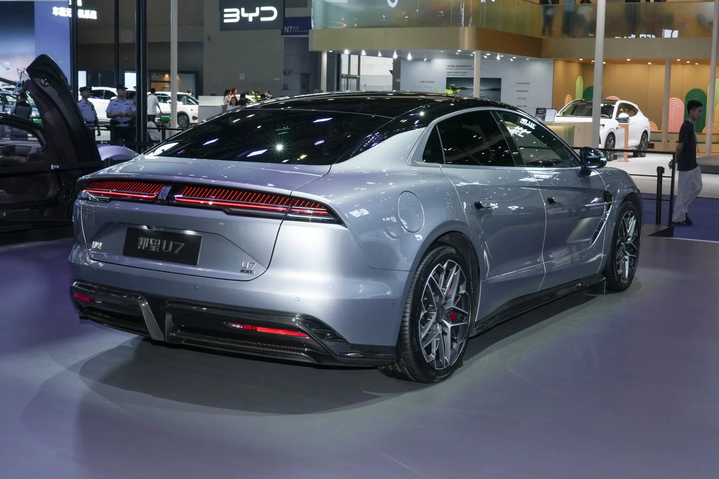 Yangwang Looking up at U7 -Hybrid PHEV