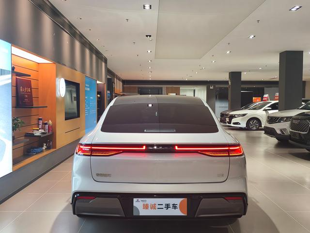 Certificated Pre-Owned Geely Galaxy E8 2025 Edition 700km Long-Range Intelligent Driving Version -u22613976