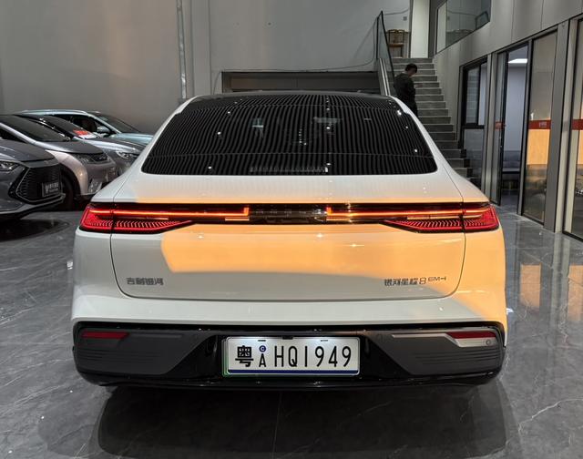 Certificated Pre-Owned Geely Galaxy Xingyao 8 PHEV 2025 Edition 130km EM-i Premium Version -u22763859