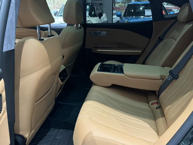 Certificated Pre-Owned Geely Galaxy Xingyao 8 PHEV 2025 Edition 130km EM-i Flagship Version