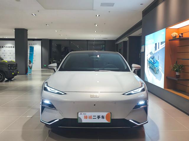 Certificated Pre-Owned Geely Galaxy E8 2025 Edition 700km Long-Range Intelligent Driving Version -u22613976