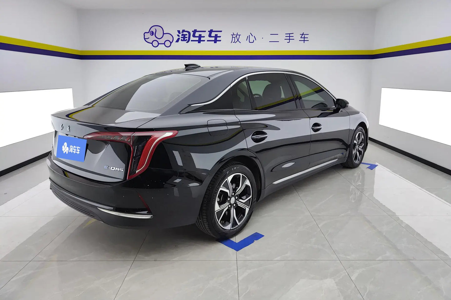 Certificated Pre-Owned Hongqi E-QM5 2023 Edition Restyled Basic Travel Version