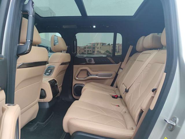 Certificated Pre-Owned Formula Leopard 8 2025 Brave and Wise Flagship Edition 7-Seater -u21708105