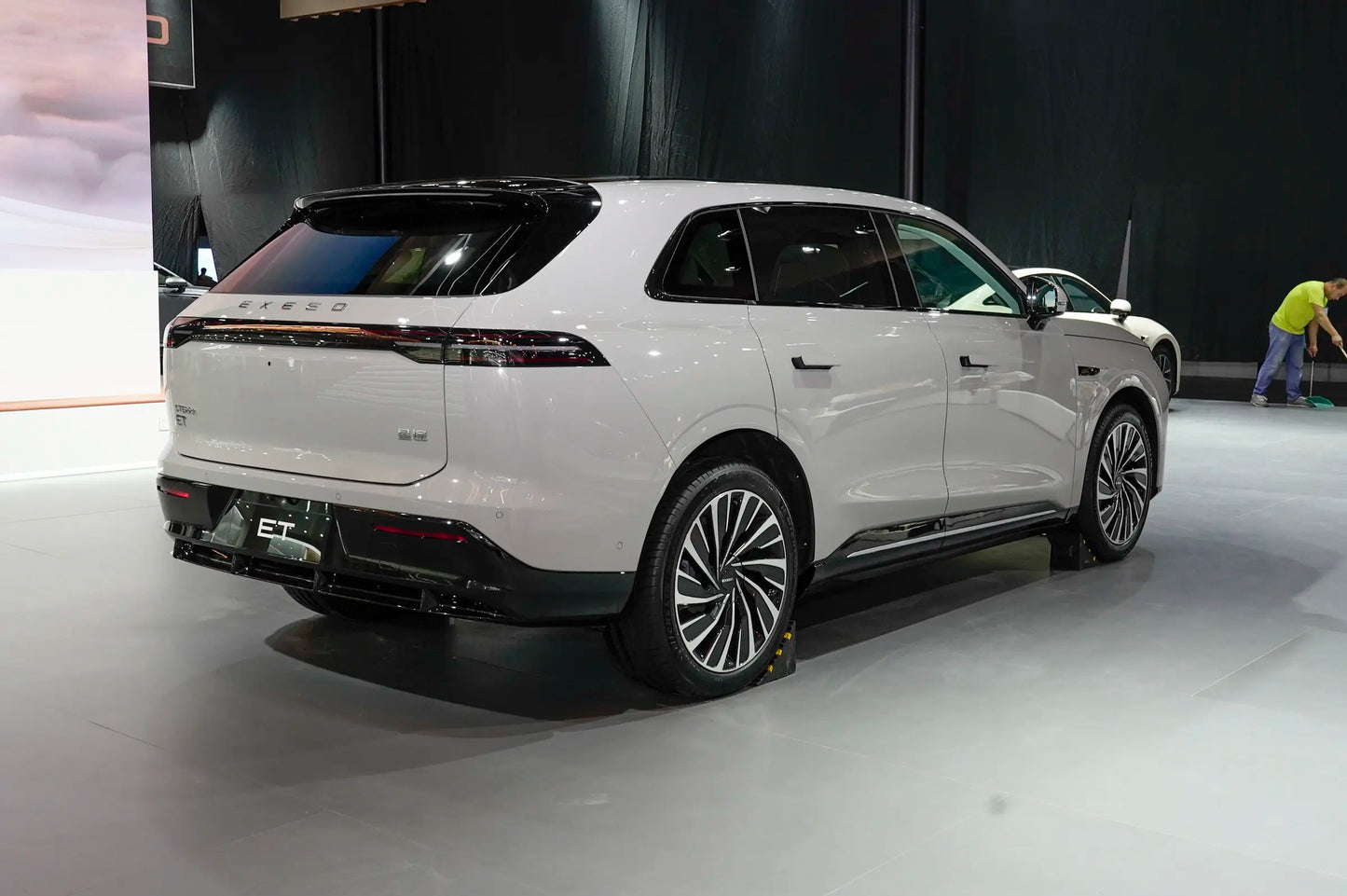 Exeed Stellar Era ET-Hybrid REEV